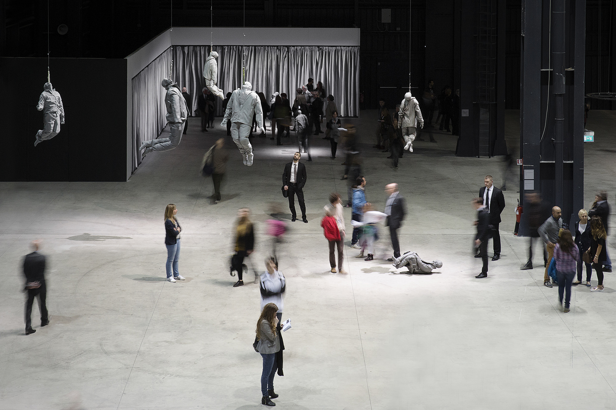 Juan Muñoz - Installation view at Pirelli Hangar Bicocca, Milano 2015. Courtesy Pirelli HangarBicocca - The Estate of Juan Muñoz
