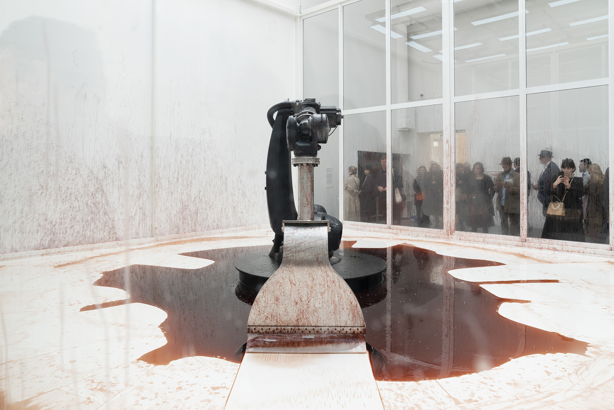 Sun Yan & Peng Yu - Can’t Help Myself, istallazione - Biennale di Venezia 2019
